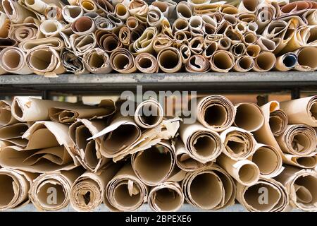 Camere di archivio con antica carta arrotolata mappe. Foto Stock