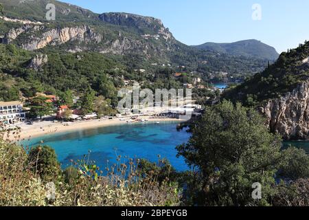 Bella Agios Spyridon Bay a Paleokastritsa sull'isola di Corfù nel Mar Ionio Foto Stock