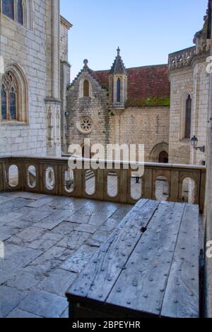 Rocamadour, Lot/Francia; 22 marzo 2016. Dominando il canyon del fiume Alzou, la città medievale di Rocamadour è un miracolo di equilibrio. Foto Stock