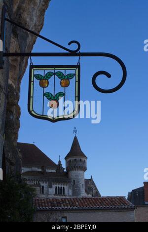 Rocamadour, Lot/Francia; 22 marzo 2016. Dominando il canyon del fiume Alzou, la città medievale di Rocamadour è un miracolo di equilibrio. Foto Stock