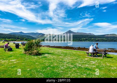 Vista dal lungomare di Brodick Brodick Bay Isola di Arran Nord Ayrshire Scozia che mostra la spiaggia e Goat cadde dietro Foto Stock