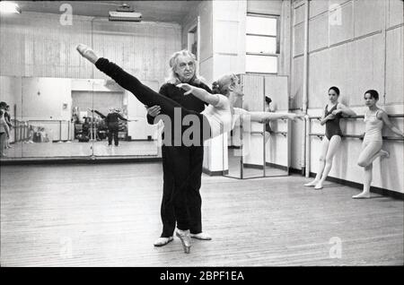 Ex ballerino, coreografo e insegnante Maestro Vincenzo Celli insegnò una lezione nel centro di Manhattan nel 1980. Foto Stock