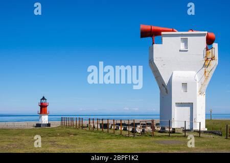 Nebbia corno e faro sulla spiaggia di ghiaia sulla costa settentrionale a Point of Ayre, Ramsey, Isle of Man, British Isles Foto Stock