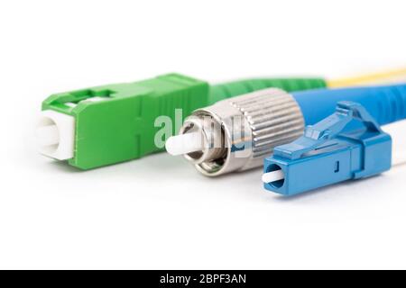 Raccolta di diverse modalità singola connettori a fibra ottica isolata su sfondo bianco Foto Stock