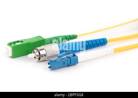 Raccolta di diverse modalità singola connettori a fibra ottica isolata su sfondo bianco Foto Stock