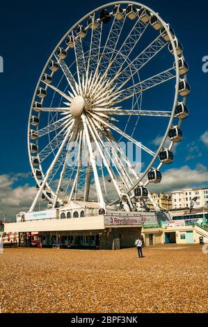Brighton Ruota vista su una meravigliosa giornata di primavera dalla spiaggia. Foto Stock