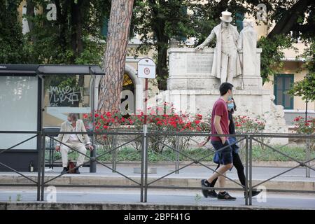 18 maggio 2020 il primo giorno dopo la fine delle restrizioni di blocco di Coronavirus nel quartiere Trastevere a Roma Foto Stock