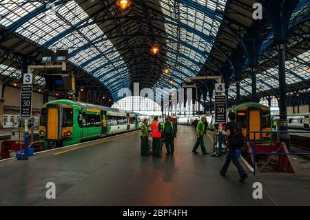Un passeggero entra nella piattaforma alla stazione ferroviaria di Brighton per un Southern treno EMU servizio. Foto Stock
