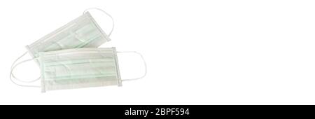 Primo piano su 2 maschere mediche isolate su sfondo bianco panoramico con spazio di copia, illustrazione Covid-19 Foto Stock