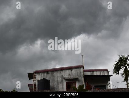 Kolkata, India. 19 maggio 2020. Vista dei dintorni grazie al ciclone Amphan. India Meteorological Department (IMD) ha detto ciclone Amphan atterrerà tra Digha (Bengala Occidentale) e Isole Hatiya (Bangladesh) vicino Sundarbans, situato a circa 520 km a sud di Paradip (Odisha). (Foto di Sudipta Das/Pacific Press) Credit: Pacific Press Agency/Alamy Live News Foto Stock