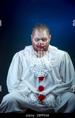 Ritratto di un Male spaventoso Clown. Studio shot con volto orribile arte Foto Stock