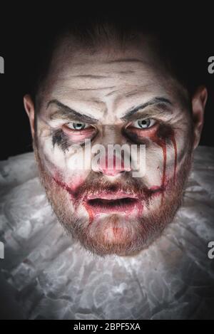 Ritratto di un Male spaventoso Clown. Studio shot con volto orribile arte Foto Stock