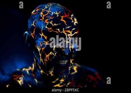 Ritratto concettuale di un uomo dipinto in UV fluorescente colori e appare come la lava al neon Foto Stock