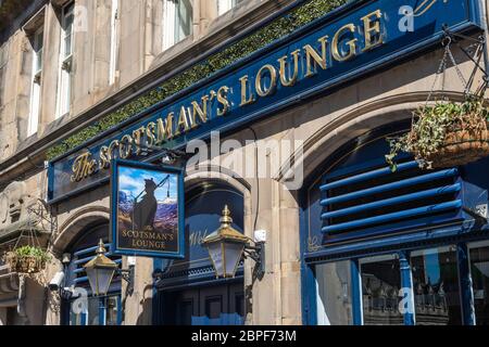 Lo Scotsman's Lounge bar in Cockburn Street, nel centro storico di Edimburgo, Scozia, Regno Unito Foto Stock