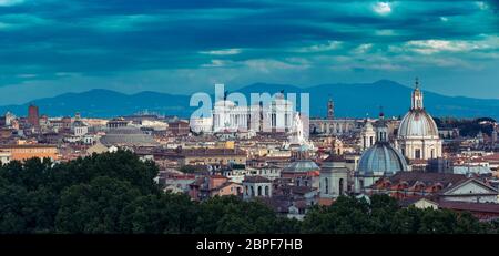 Antenna panoramica splendida vista di Roma con Altare della Patria e chiese al tramonto il tempo in Roma, Italia Foto Stock