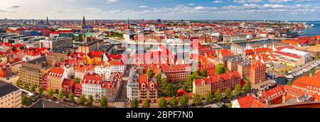 Antenna panoramico vista panoramica della Città Vecchia skyline e sacco di tetti rossi, Copenaghen, capitale della Danimarca Foto Stock