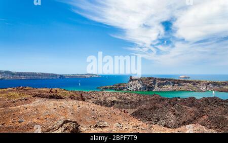 Paesaggio di un gruppo di isole vulcaniche di Santorini nel Mar Egeo sullo sfondo di cielo blu con le nuvole. Grecia. Foto Stock