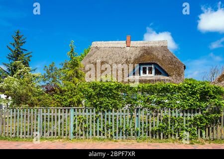 Vecchio edificio con tetto di paglia in Wieck, Germania. Foto Stock