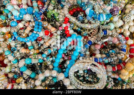 Sfondo di eleganti bracciali realizzati con pietre colorate. Fake jewelery. Foto Stock