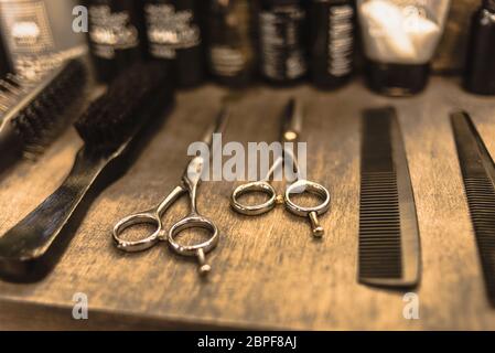 Parrucchiere sono gli accessori sul ripiano in salone Foto Stock