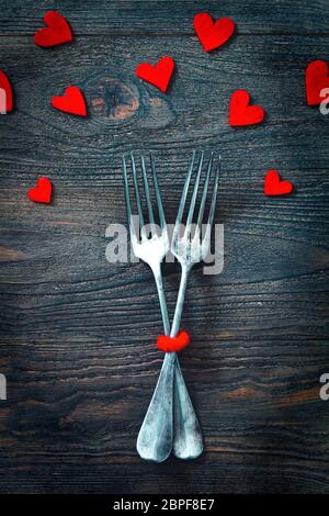 Il menu del ristorante. Il giorno di San Valentino la cena con messa in tavola in legno rustico stile con posate Foto Stock