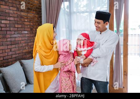 Famiglia asiatica Eid Mubarak. famiglia asiatica con figlia e bambino a casa Foto Stock