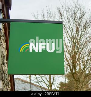 NFU - il logo dell'Unione Nazionale degli agricoltori su sfondo verde appeso fuori da un ufficio Foto Stock