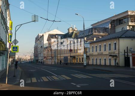 MOSCA, VIA BOLSHAYA POLYANKA, RUSSIA - 22 FEBBRAIO 2020: Antiche dimore su una vecchia strada nel centro della città Foto Stock