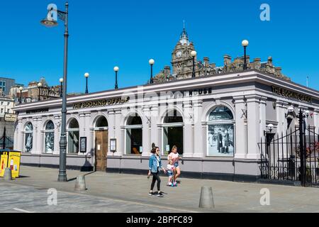 J D Wetherspoon pub l'ufficio prenotazioni sul ponte di Waverley sopra la stazione di Waverley a Edimburgo, Scozia, Regno Unito Foto Stock