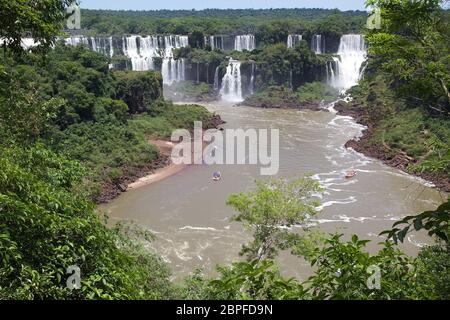 Vista di una sezione delle Cascate di Iguazu, dal lato del Brasile. Le Cascate di Iguazu sono cascate del fiume Iguazu al confine con la provincia argentina di mi Foto Stock