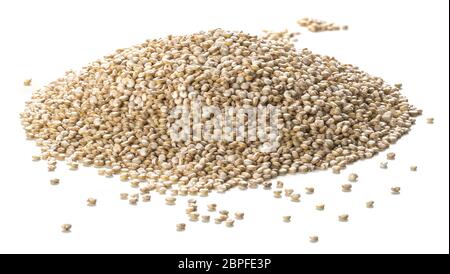 Chiudere la fotografia di quinoa heap semi su sfondo bianco. Packshot style Foto Stock