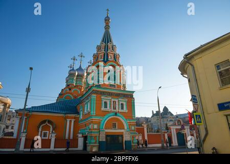 MOSCA, VIA GRANDE POLIANKA 29A, RUSSIA - 22 FEBBRAIO 2020: Chiesa di San Gregorio di Neocaesarea a Darbitz. Rosso luminoso santuario verde nel Foto Stock