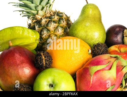 L'insieme di diversi frutti come mele, arancia, mango, mangosteen, carambola, pitahaya, rambutan, ananas, pera, su sfondo bianco. Foto Stock