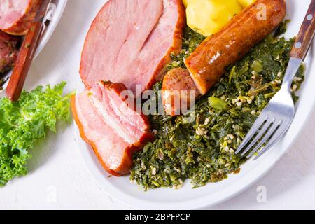 Una deliziosa genuine oldenburger kale con sbirciato pinkel salsiccia Foto Stock