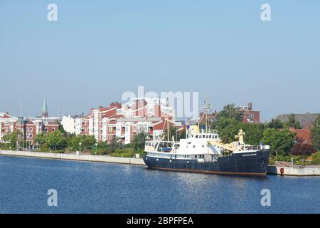 Nave museo Capitano Meyer e edifici residenziali a Bontekai, Wilhelmshaven, bassa Sassonia, Germania, Europa Foto Stock