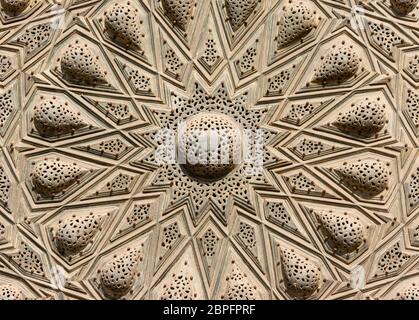 Sultan Hasan complesso, particolare della porta dall'ingresso originale, ora nella Moschea di al-Mu'ayyad, il Cairo, Egitto Foto Stock