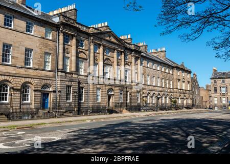 Case in stile georgiano, tra cui Bute House, residenza ufficiale del primo ministro, sul lato nord di Charlotte Square a Edimburgo, New Town, Scozia, Regno Unito Foto Stock