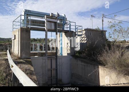 Saracinesca su piccole Aquaduct in Spagna Foto Stock