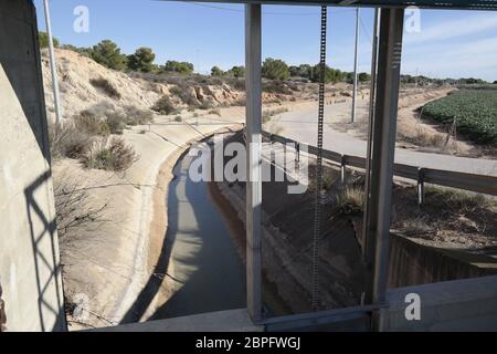 Saracinesca su piccole Aquaduct in Spagna Foto Stock