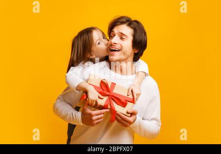 Adorabile ragazza salutando suo padre con compleanno Foto Stock