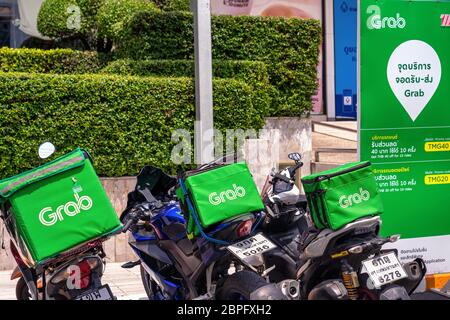 BANGKOK, THAILANDIA - APRILE 2020 : Grab Food Logo sulla scatola di cibo sulle moto al punto di servizio di consegna cibo il 17 aprile 2020, Bangkok Thailandia, Covi Foto Stock