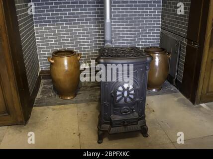 Stufa in ferro vecchia in casa, inverno e calore Foto Stock