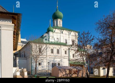 MOSCA, RUSSIA - 22 FEBBRAIO 2020: Chiesa di massimo il Beato a Varvarka a Mosca ai raggi del sole del mattino Foto Stock