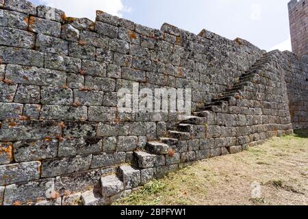 Passi lungo le mura del castello per dare accesso alla parete a piedi lungo il parapetto della cinta difensiva, in Celorico da Beira, Beira Alta, Portogallo Foto Stock