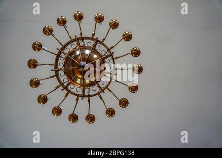 Evangelica della Chiesa Luterana in Koknese, Lettonia. Interno della chiesa Koknese. Lampadario a soffitto della Chiesa Evangelica Luterana di Koknese. Chu Foto Stock