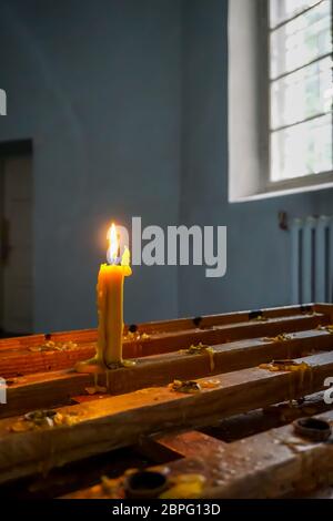 Candela che brucia a Koknese Chiesa Evangelica Luterana. Evangelica della Chiesa Luterana in Koknese, Lettonia. Interno della chiesa Koknese. La chiesa è stata costruita in 1 Foto Stock