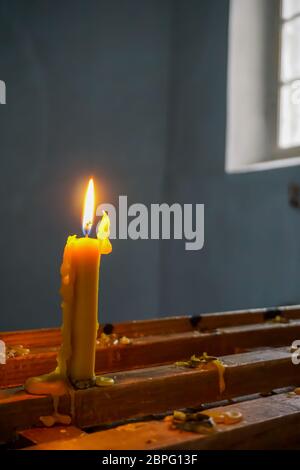 Candela che brucia a Koknese Chiesa Evangelica Luterana. Evangelica della Chiesa Luterana in Koknese, Lettonia. Interno della chiesa Koknese. La chiesa è stata costruita in 1 Foto Stock