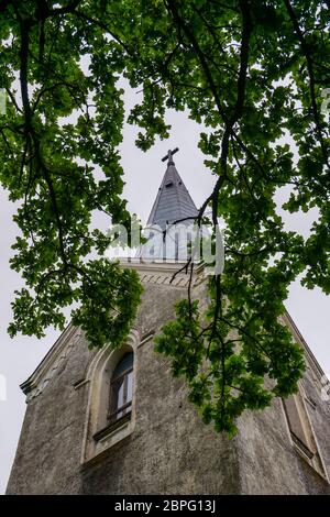 Evangelica della Chiesa Luterana in Koknese, Lettonia. Koknese Chiesa Evangelica Luterana è stato costruito nel 1687. Foto Stock