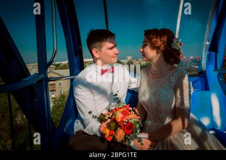 Sposa e lo sposo nella ruota panoramica Ferris. Foto Stock