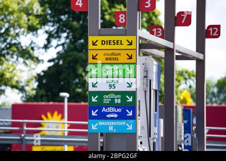 Osnabrueck, Germania 17 maggio 2020: Immagini simboliche - 2020 pompa benzina di un distributore di benzina totale, Diesel, Super E10, Super, Super +, Excellium, AdBlue, idrogeno, H2, logo, scritte, caratteristiche / simboli / caratteristiche / dettaglio / | utilizzo in tutto il mondo Foto Stock